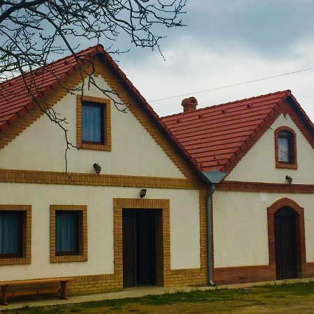 Takacs Pince Apartman Hajos Bagian luar foto