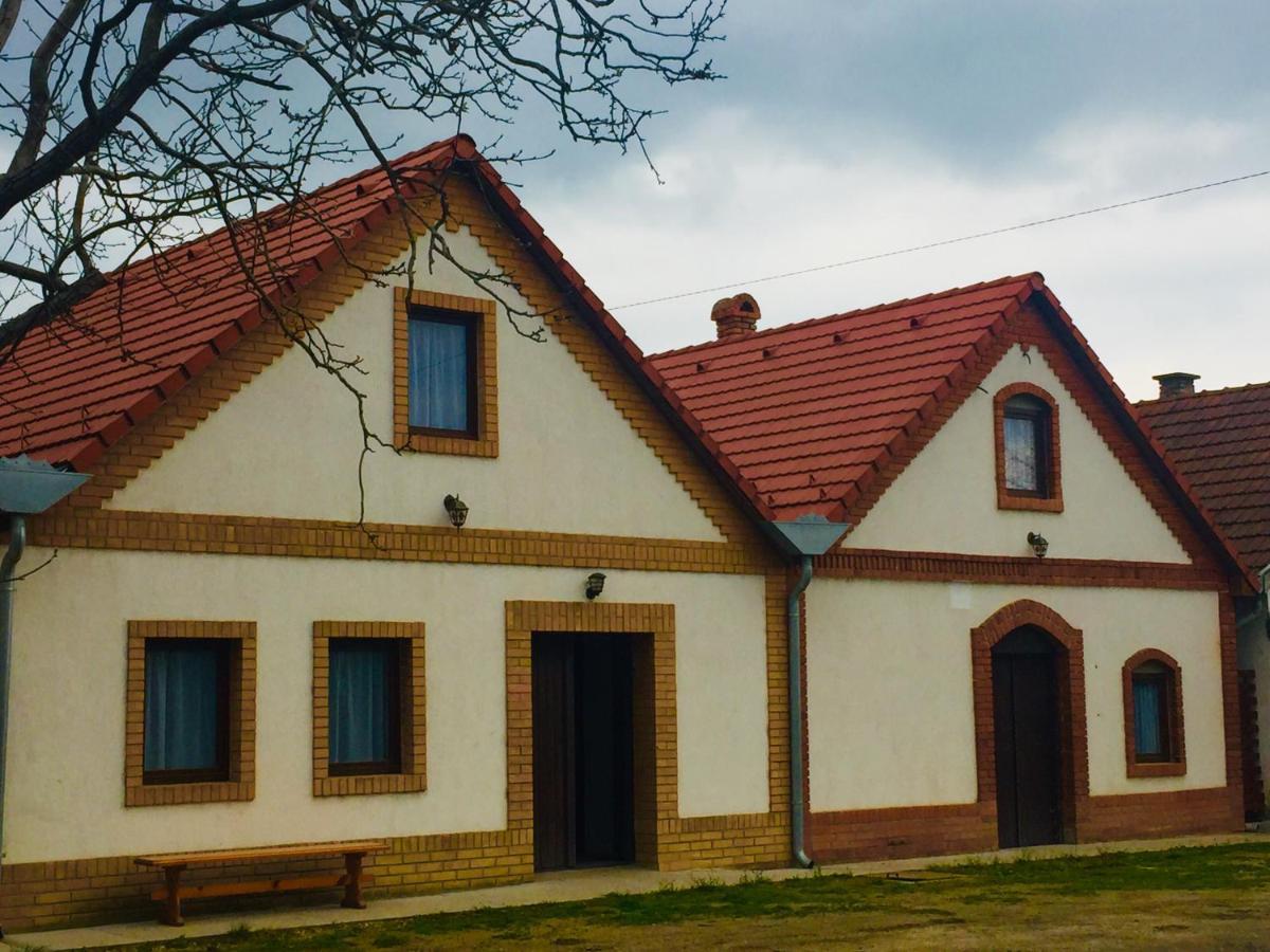 Takacs Pince Apartman Hajos Bagian luar foto